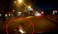 В Смоленске на видео попал пешеход, который бросался под колеса машин