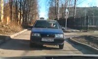 В Смоленске сняли на видео хамоватую автоледи на ВАЗе, ехавшую по встречке