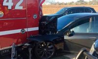 В США электромобиль Tesla врезался в пожарную машину