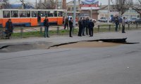 В Таганроге в центре города на Петровской провалился асфальт