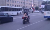 В Тамбове девушка голышом проехала на мотоцикле