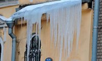 В Твери огромные сосульки угрожают жизни пешеходов