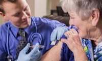 Вакцинация для пожилых: меры предосторожности