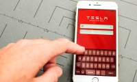 Владельцы Tesla не смогли открыть машины из-за сбоя в приложении