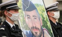 Во Франции почтили память погибшего в Авиньоне полицейского