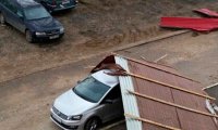 Во Владимире ветер сорвал с многоэтажки крышу и обрушил на автомобиль