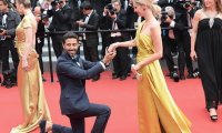 Во время Каннского фестиваля мужчина сделал возлюбленной предложение на красной дорожке