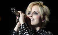 Вокалистка The Cranberries обвиняется в нападении на полицейского и стюардессу