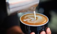 Врачи предупредили об особой опасности употребления кофе в жару