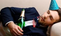 Врачи рассказали о способах избежать похмелья 1 января