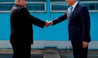 Встреча корейских лидеров: рукопожатие, взволновавшее мир