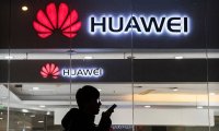 Выручка Huawei продолжает сокращаться из-за санкций США