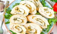 Худеем с удовольствием: куриные роллы с зеленью и сыром