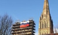 «Это провокация»: на соборе в Солсбери вывесили российский флаг