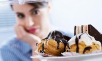 Женщины набрасываются на сладости из-за предменструального синдрома