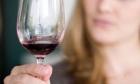 Женщины пьют не меньше, чем мужчины