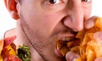 Жирная пища гораздо больше вредит мужчинам, чем женщинам