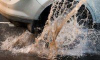 Житель Мичуринска оригинально отомстил водителю, чей автомобиль обрызгал его из лужи