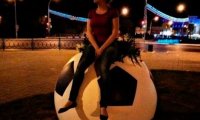 Жительница Астрахани из нелюбви к футболу и ради фото уселась в новый мяч-клумбу
