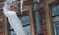 Жуткое ЧП в Иванове: на человека упала глыба льда
