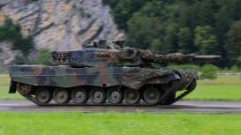 «Танков нет, но вы держитесь!»: оппозиция внутри НАТО выступает против передачи Киеву тяжелой танковой техники