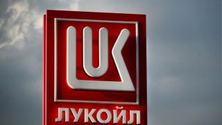 Американский Carlyle покупает иностранный бизнес Лукойла с условиями