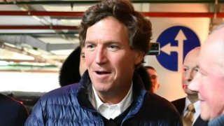 Американский журналист Такер Карлсон ночью улетел из Москвы. Его интервью с Путиным вызвало в США ажиотаж