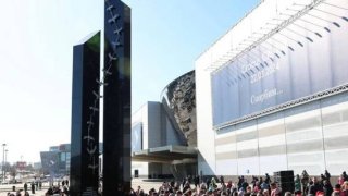 И взвились в небо журавли. На месте трагедии в «Крокус Сити Холле» в память о погибших был открыт мемориальный обелиск