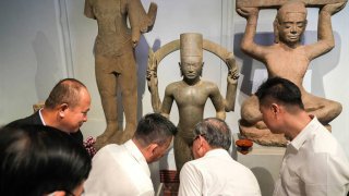 Камбоджа возвращает домой культурные сокровища, похищенные печально известным арт дилером