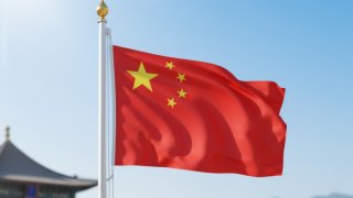 Китай требует ответа от Японии из-за вторжения в посольство в Токио