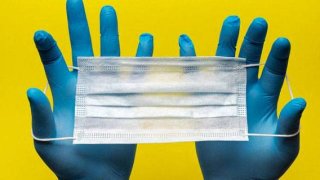 Коронавирус наступает: снова маски и перчатки