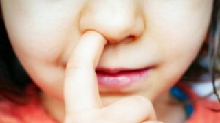 Ковыряние в носу может быть опаснее, чем вы думали: неожиданная связь с болезнью Альцгеймера