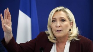 «Ле Пен рано пить шампанское»: Почему вокруг выборов во Франции такой накал страстей