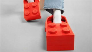 LEGO и Crocs создали обувь-конструктор. Как кубики стали модным заявлением
