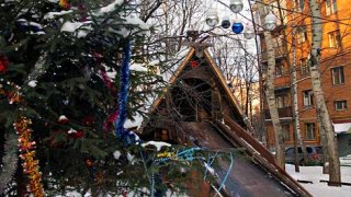 Москва: по детской площадке прошелся бульдозер