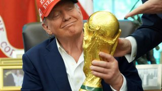 Награда, принесшая неловкость. Почему в ФИФА смущены премией мира Дональду Трампу