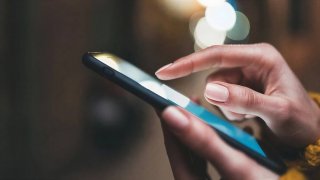 Недосып ведёт к часам в телефоне, а часы в телефоне - к недосыпу. Как разорвать петлю