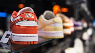 Nike пытается обрести почву после падения акций. Генеральный директор Эллиот Хилл заявил сотрудникам «Я так устал»