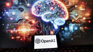 OpenAI сворачивает потребительские проекты и делает ставку на бизнес