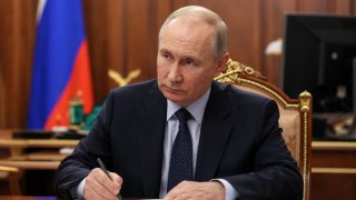 Путин дал поручения: интернет не отключат, а сиротам помогут с жильём