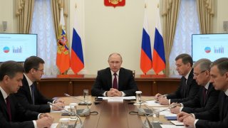 Путин дал поручения по итогам прямой линии с народом