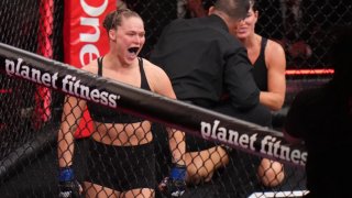 Ронда Роузи за 17 секунд поставила точку в карьере: возвращение легенд MMA завершилось болевым на руку