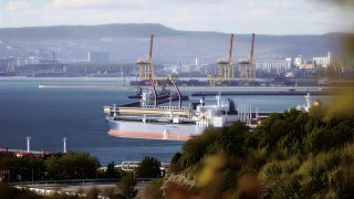 Рост цен на нефть из-за кризиса на Ближнем Востоке укрепляет экономику России