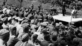 Шагали песни в боевом строю, победный дух солдата поднимая