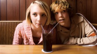 Сладкие напитки и психика почему подросткам стоит пить меньше газировки