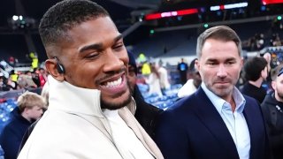 Тайсон Фьюри подписал контракт, но бой с Джошуа под угрозой. Что на самом деле происходит