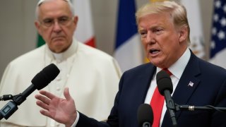 «Эй, кто-нибудь, передайте Папе»: Трамп устроил разнос понтифику