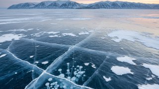 Трагедия на Байкале: автомобиль с туристами провалился под лед, ведутся поиски восьми человек