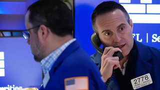 Уолл-стрит обвалилась на фоне стагфляционных рисков из-за скачка цен на нефть