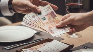 В ЦБ объяснили рост спроса на наличные у россиян налоговыми изменениями и перебоями с интернетом